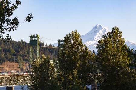 Mount Hood en de brug over de Columbus rivier